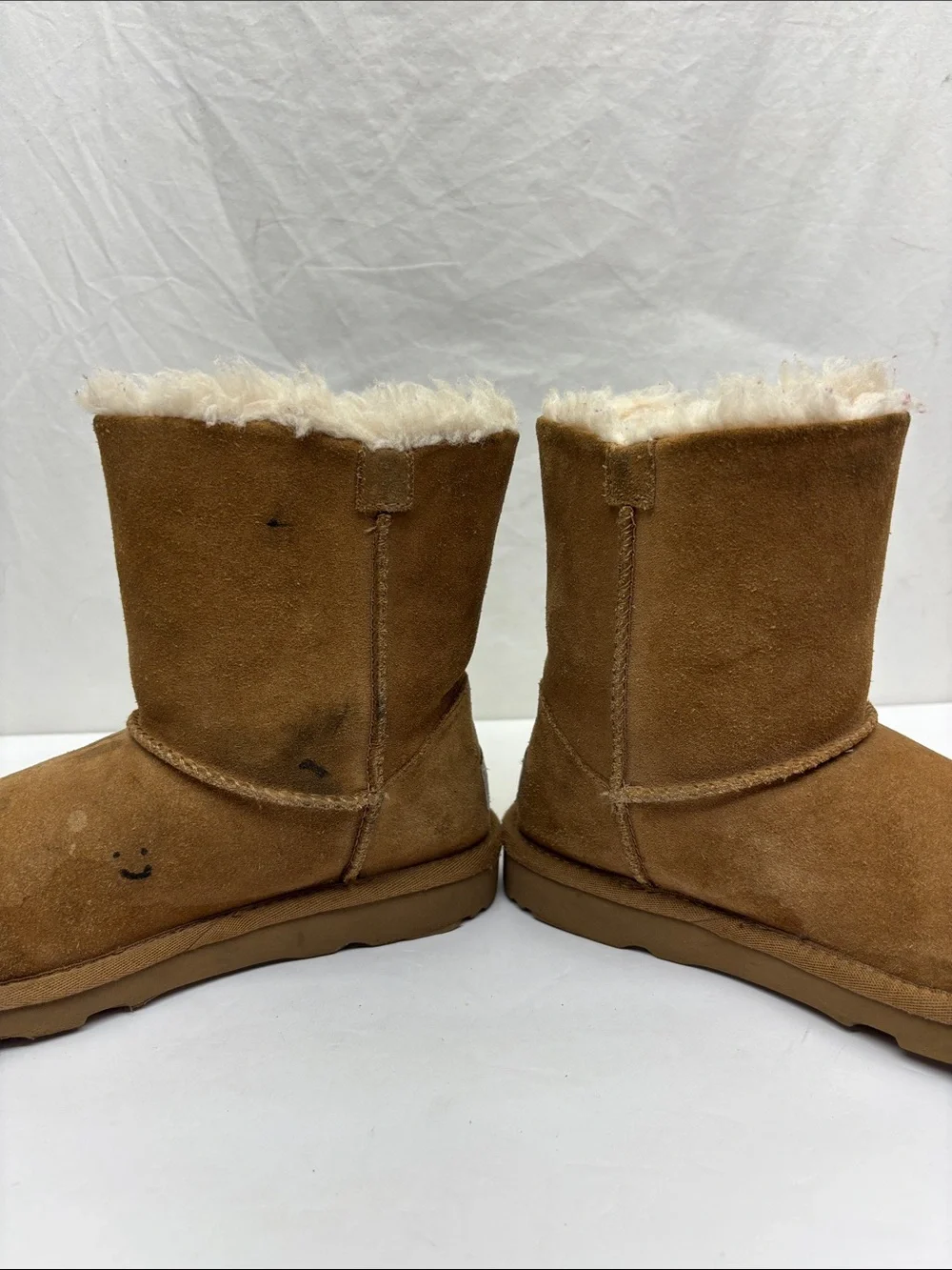 UGG now boots for little girl size 2, box 34